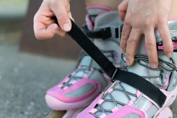 istock Young woman putting on her inline roller skates 1399735928