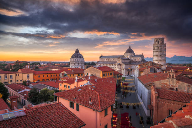 pisa, italy town and cathedral skyline - cityscape pisa italy leaning tower of pisa imagens e fotografias de stock