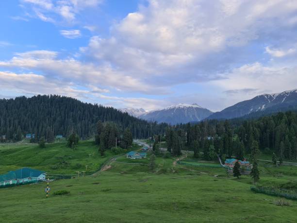 istock Gulmarg kashmir beautiful landscape 1399739541