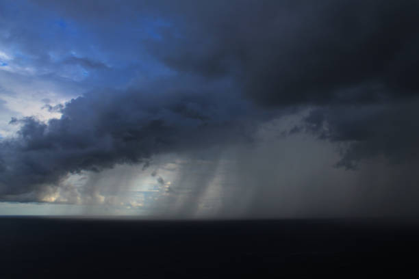 dunkle gewitterwolke über dem meereshorizont. - storm cloud storm dramatic sky hurricane stock-fotos und bilder