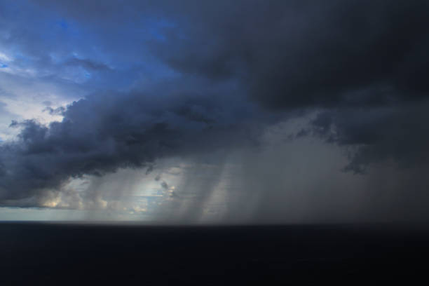 nube de tormenta oscura sobre el horizonte marino. - storm cloud storm dramatic sky hurricane fotografías e imágenes de stock