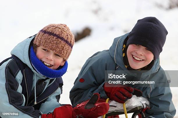 Felizes Meninos - Fotografias de stock e mais imagens de A nevar - A nevar, Adolescente, Alegria