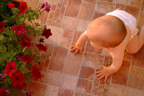 아기 계획 수립 - baby tile crawling tiled floor 뉴스 사진 이미지