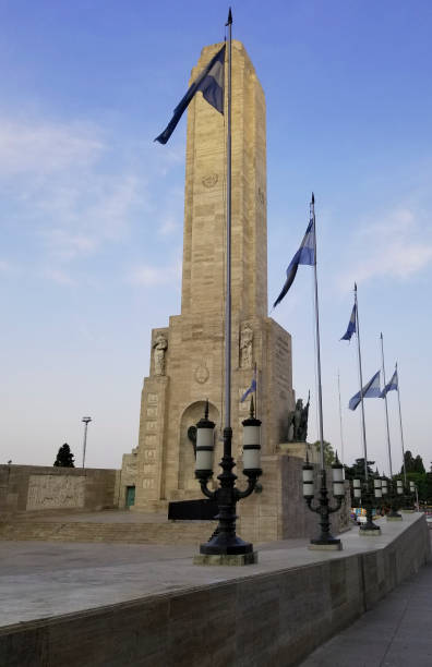 памятник флагу в росарио - bandera стоковые фото и изображения