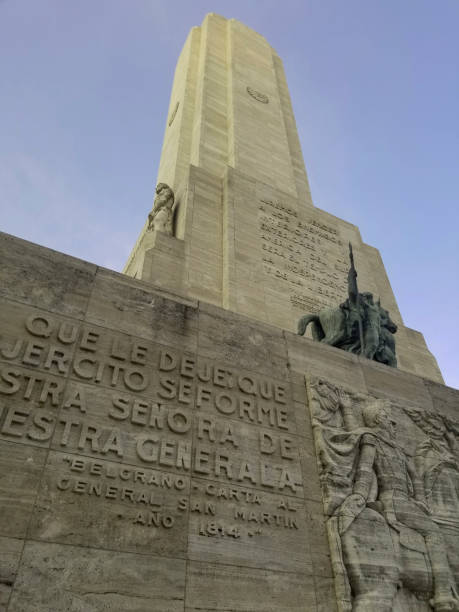 monument to the flag in rosario - bandera imagens e fotografias de stock