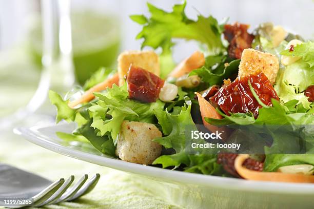 Primo Piano Di Insalata - Fotografie stock e altre immagini di Alimentazione sana - Alimentazione sana, Ambientazione interna, Antipasto