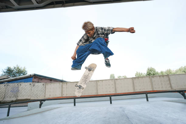 skateboarding trick in aria - ollie foto e immagini stock