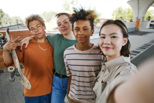 adolescentes tomando selfie pov - pre teen boy fotografías e imágenes de stock