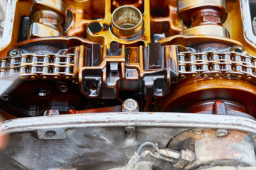 timing chain of the car engine during repair