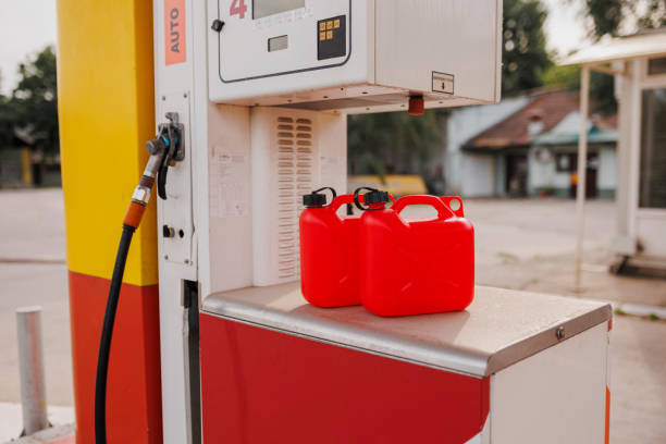 szczegóły ze stacji benzynowej. pistolety benzynowe i gaz mogą zbliżyć strzał. - gas station service red yellow zdjęcia i obrazy z banku zdjęć