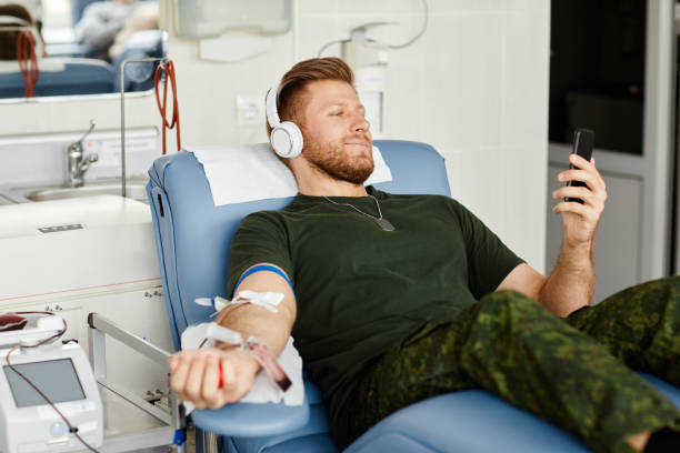 doador de sangue ouvindo música - blood donation audio - fotografias e filmes do acervo