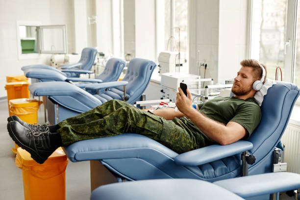militar doando sangue em clínica - blood donation audio - fotografias e filmes do acervo