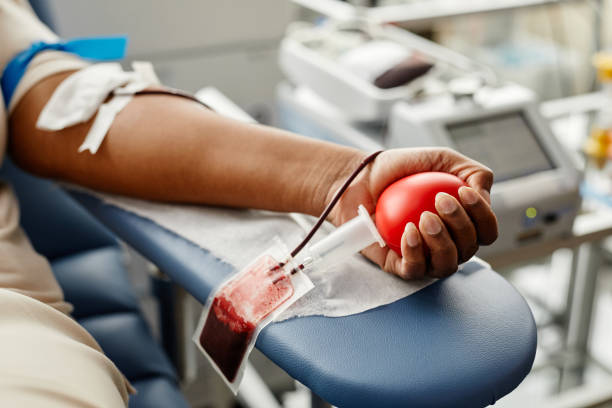 une jeune femme donne du sang en gros plan - don du sang photos et images de collection