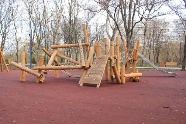 moderner kinderspielplatz für kinder im freien in einem öffentlichen park der stadt. - kletterwand turngerät stock-fotos und bilder