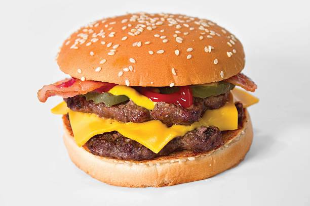 hamburguesa con queso y tocino con camas dobles - hamburger burger symmetry cheeseburger fotografías e imágenes de stock