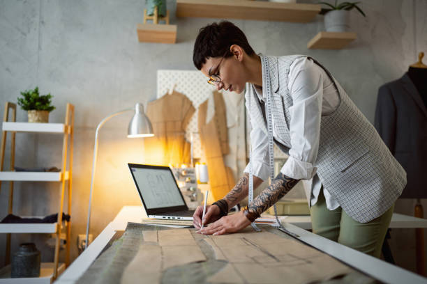 istock Female tailor outline the pattern on the textile 1399756759