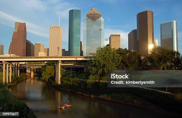 Caiaque Perto Do Centro Da Cidade De Houston - Fotografias de stock e mais imagens de Houston - Texas - Houston - Texas, Pântano, Caiaque - Canoagem e caiaque