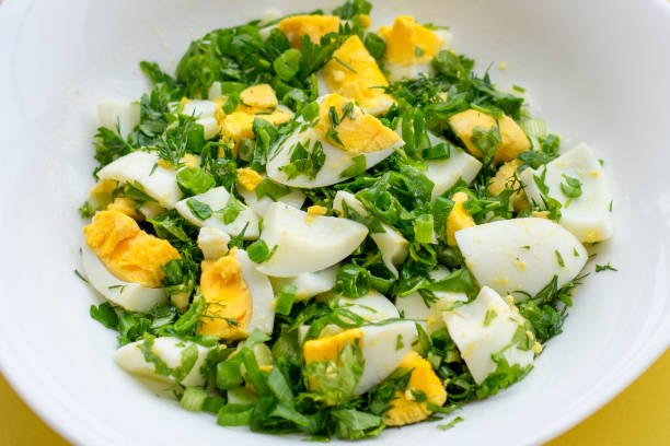 салат из яиц крупным планом в белой тарелке - morning tomato lettuce vegetable стоковые фото и изображения