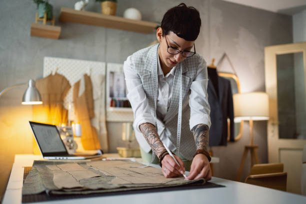 istock Female tailor outline the pattern on the textile 1399756827