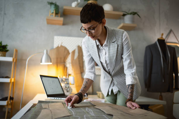 istock Female tailor outline with chalk pattern on the textile 1399757533