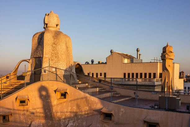 дымоходы casa mila (la pedrera), барселона, испания - la pedrera стоковые фото и изображения