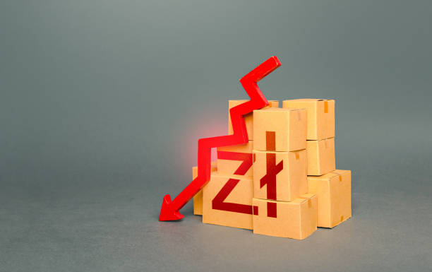 Boxes with polish zloty symbol and down arrow. Decrease in stocks of products. Fall in the production of goods. Embargo, sanctions. Low consumption. Economic slowdown. Price reduction. Worsening trade Boxes with polish zloty symbol and down arrow. Decrease in stocks of products. Fall in the production of goods. Embargo, sanctions. Low consumption. Economic slowdown. Price reduction. Worsening trade manufacturing slowdown stock pictures, royalty-free photos & images