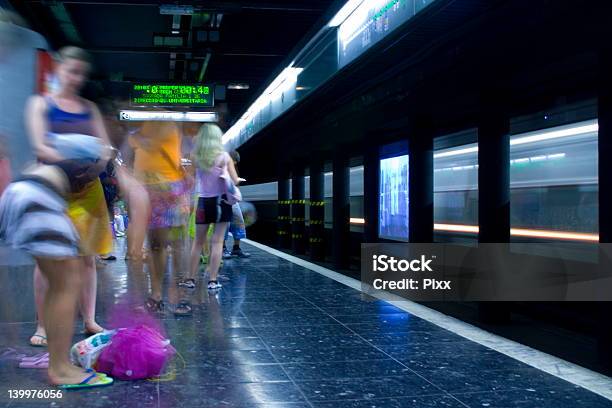 Foto de Estação De Metrô De Rush e mais fotos de stock de Barcelona - Espanha - Barcelona - Espanha, Cidade, Desfocado - Foco