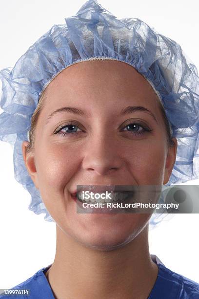 Bonita Sonriente Enfermera Foto de stock y más banco de imágenes de Fondo blanco - Fondo blanco, Red para el cabello, Adulto