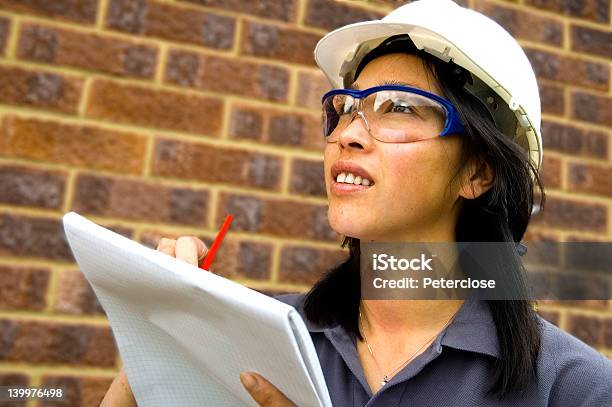 雌エンジニア - 見上げるのストックフォトや画像を多数ご用意 - 見上げる, めがね, ノート