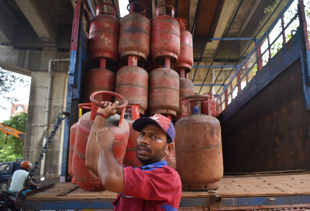 gaspreiserhöhung in indien - wandern grafiken stock-fotos und bilder