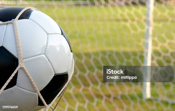 Futebolbola De Futebol Na Baliza - Fotografias de stock e mais imagens de Apontar - Apontar, Atividade, Azul