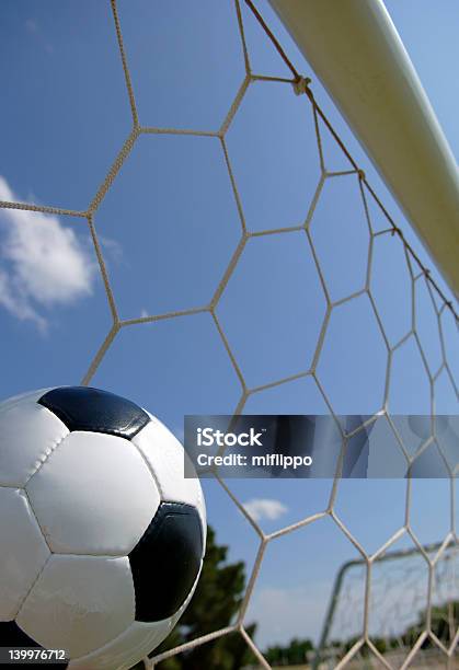 Fußballfußball Im Tor Stockfoto und mehr Bilder von Aktivitäten und Sport - Aktivitäten und Sport, Anzeigetafel, Bewegung