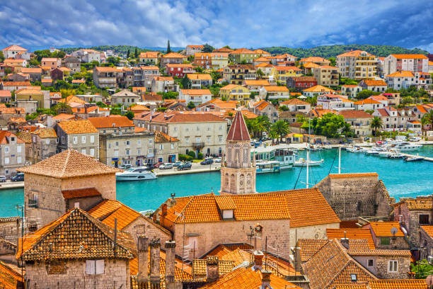 trogir, croazia, vista panoramica della città, destinazione turistica croata. - traù foto e immagini stock