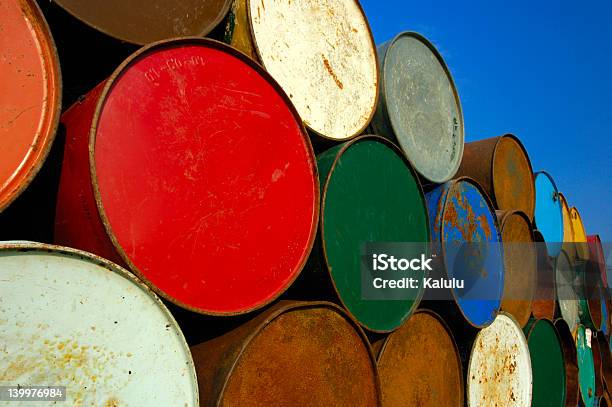 石油バレル - からっぽのストックフォトや画像を多数ご用意 - からっぽ, インフレ, カラフル