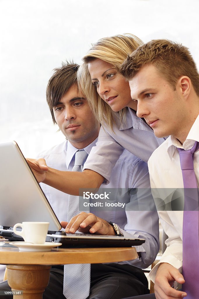 Empresarios en una reunión - Foto de stock de Adulto joven libre de derechos