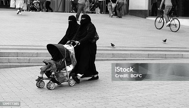 Donna Musulmana Con Bambino Nel Passeggino - Fotografie stock e altre immagini di Islamismo - Islamismo, Burqa, Donne