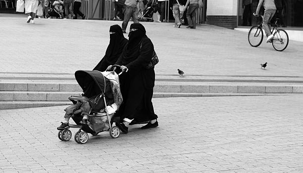 イスラム教徒の女性、お子様用のベビーカー - birmingham bullring midlands west ストックフォトと画像