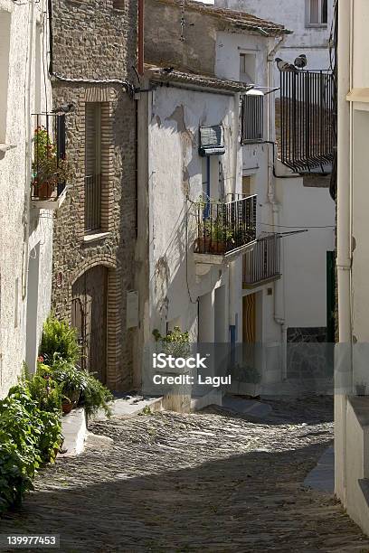 Ulica W Cadaqués Katalonia - zdjęcia stockowe i więcej obrazów Antyczny - Antyczny, Architektura, Asfalt