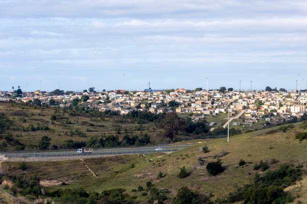 thembelethu low income residential settlement in george, western cape, south africa - south africa road cape town the garden route imagens e fotografias de stock