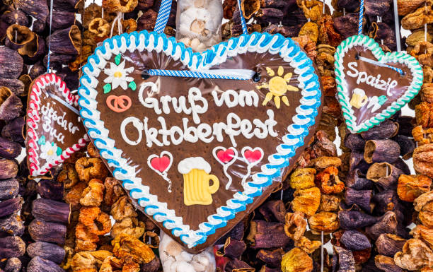 kuvapankkikuvat ja rojaltivapaat kuvat aiheesta tyypillisiä baijerilaisia inkiväärileipäsydämiä oktoberfestissä - oktoberfest