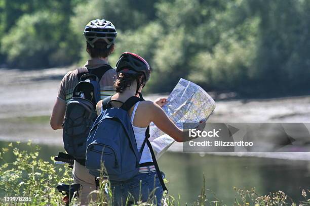 Photo libre de droit de Carte De Lecture De Couple banque d'images et plus d'images libres de droit de Activité - Activité, Adulte, Aventure