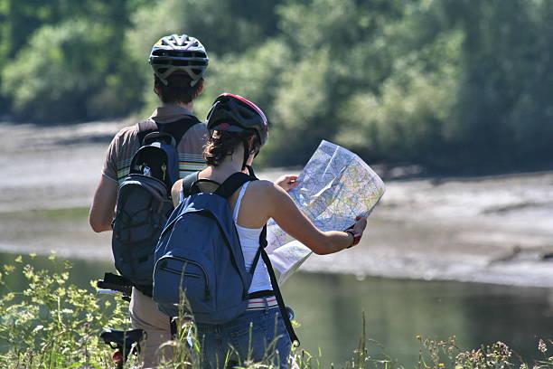 マップリーティングカップル - bicycle map couple river ストックフォトと画像