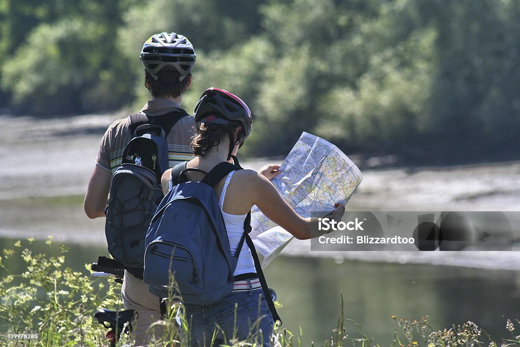 Mapa de leitura de casal - Foto de stock de Adulto royalty-free