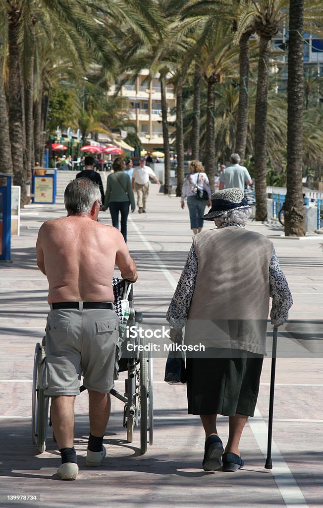 Vecchia coppia a piedi - Foto stock royalty-free di A petto nudo