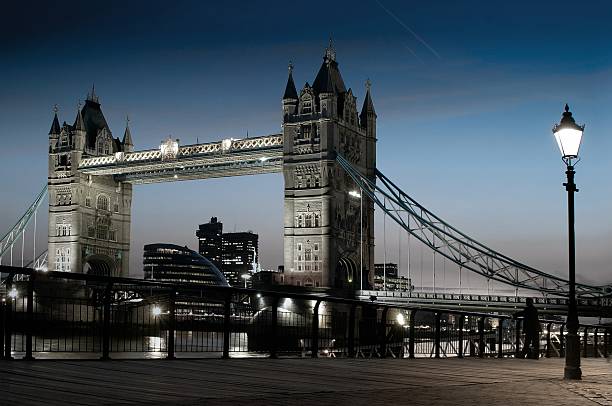 Tower Bridge di notte - foto stock