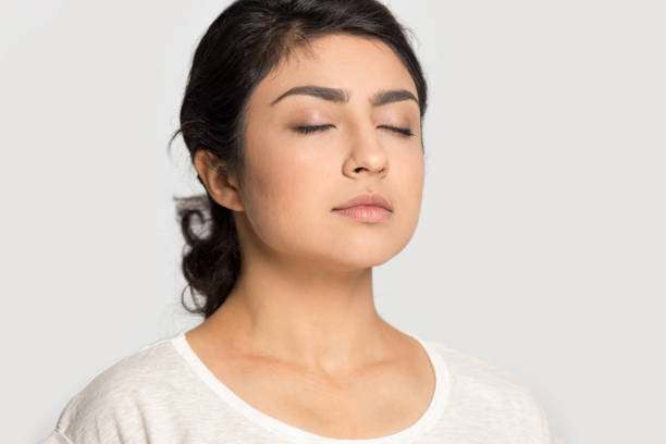спокойная индийская женщина дышит свежим воздухом, медитируя - complimentary therapy стоковые фото и изображения