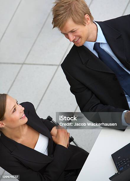 Businessteam In Einer Sitzung Stockfoto und mehr Bilder von Angesicht zu Angesicht - Angesicht zu Angesicht, Arbeiten, Arbeitspersonal