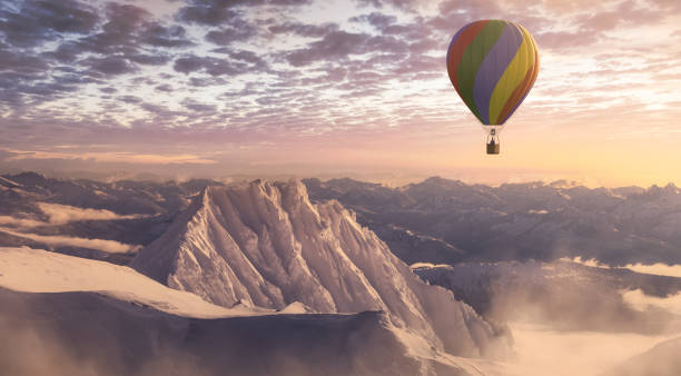 dramatyczny krajobraz górski pokryty chmurami i lot balonem na ogrzane powietrze - hot air balloon landscape sunrise mountain zdjęcia i obrazy z banku zdjęć