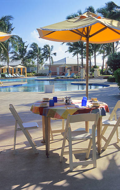 ristorazione a bordo piscina - umbrella poolside table dining foto e immagini stock