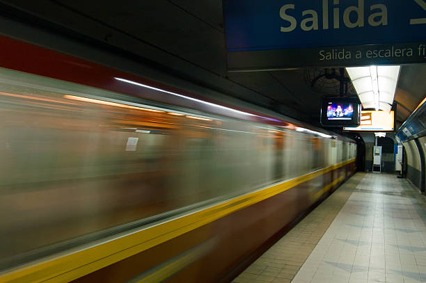 EN MÉTRO – De la station de métro de mouvement - Photo